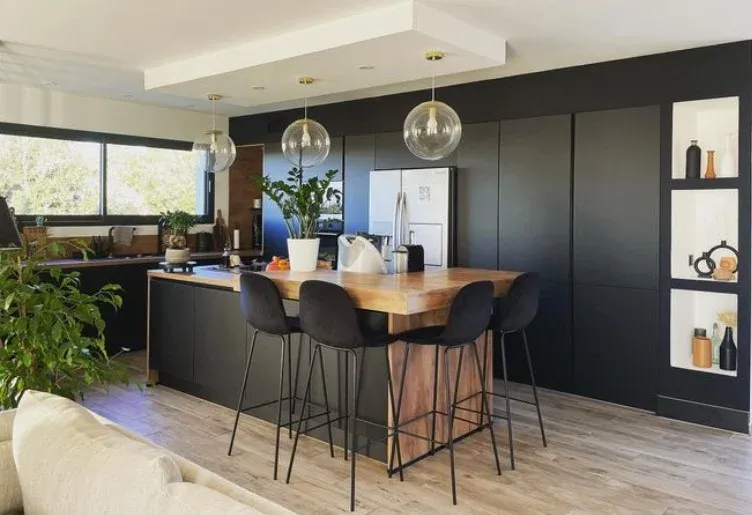 Armoires de cuisine noir mat toute hauteur avec îlot convivial